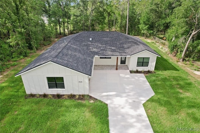 2828 E Celina St, Inverness, FL 34453 - view of front of house featuring concrete driveway, board and batten siding, roof with shingles, and a front lawn