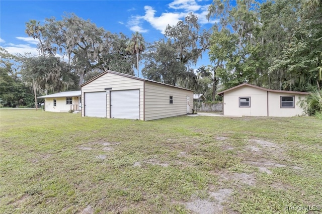 view of yard featuring an outbuilding