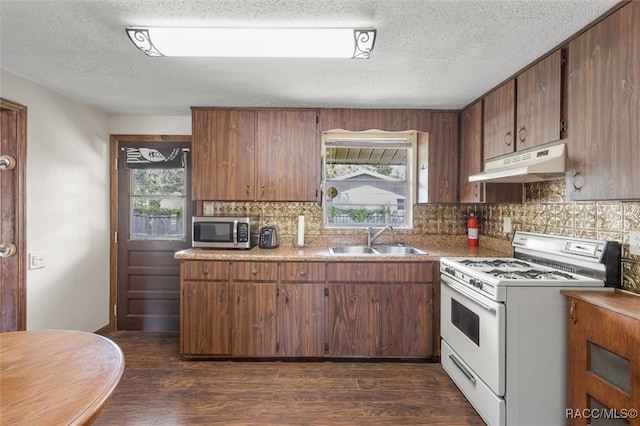 kitchen featuring decorative backsplash, white gas range oven, a textured ceiling, sink, and dark hardwood / wood-style floors