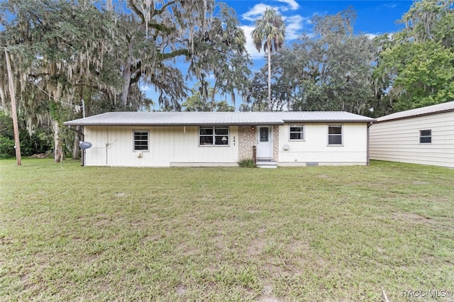 view of front of home featuring a front lawn