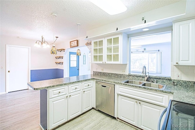 6176 W Pinedale Cir, Crystal River, FL 34429 - kitchen with dishwasher, electric range oven, a peninsula, light wood-style flooring, and a textured ceiling