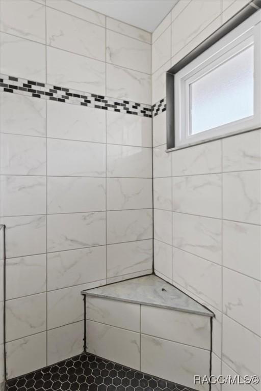 bathroom featuring tiled shower