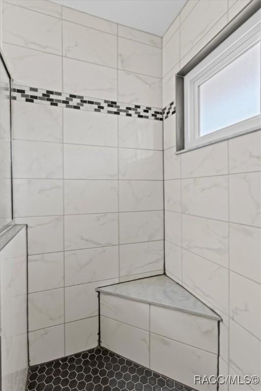 bathroom featuring a tile shower