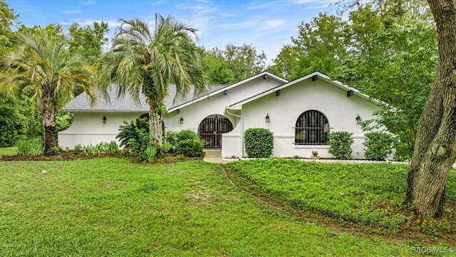 4357 N Indianhead Rd, Hernando, FL 34442 - view of front of home featuring stucco siding and a front lawn