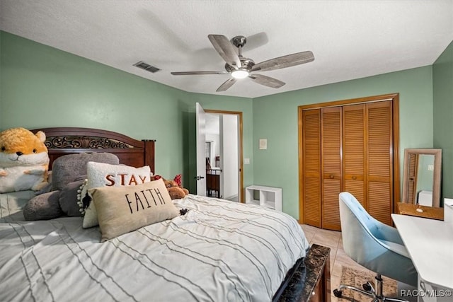 4357 N Indianhead Rd, Hernando, FL 34442 - tiled bedroom with a closet and a ceiling fan