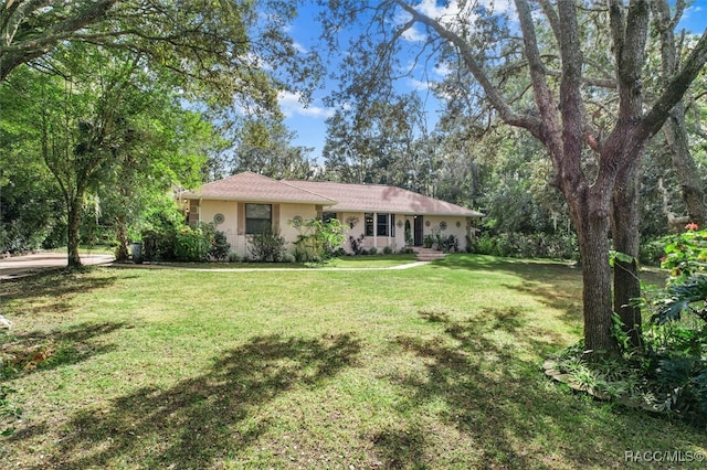 view of front of property featuring a front lawn