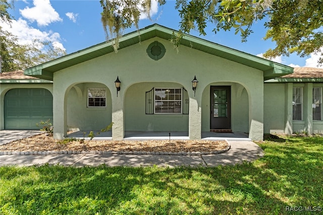 view of front facade featuring a front lawn and a garage