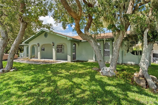 view of front of property featuring a front lawn