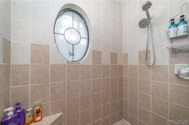 bathroom featuring tiled shower