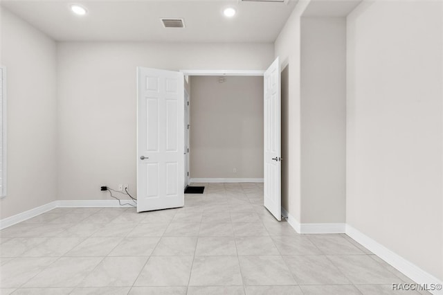 spare room featuring light tile patterned flooring