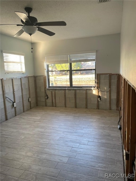 empty room with ceiling fan