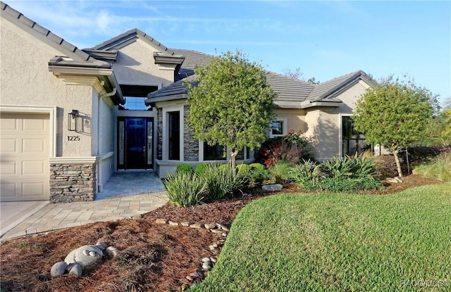 view of front facade with a front lawn