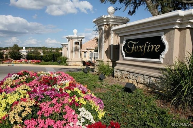 view of community / neighborhood sign