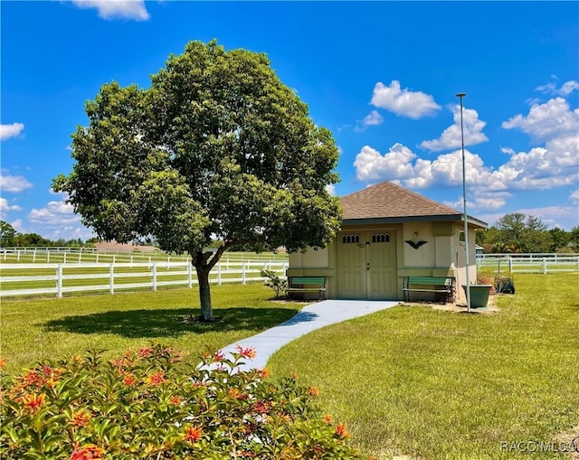 view of yard featuring a rural view