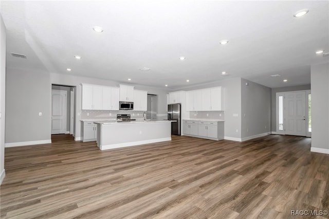 7024 N Fountainhead Dr, Citrus Springs, FL 34433 - kitchen featuring open floor plan, appliances with stainless steel finishes, recessed lighting, a kitchen island with sink, and light wood-style flooring