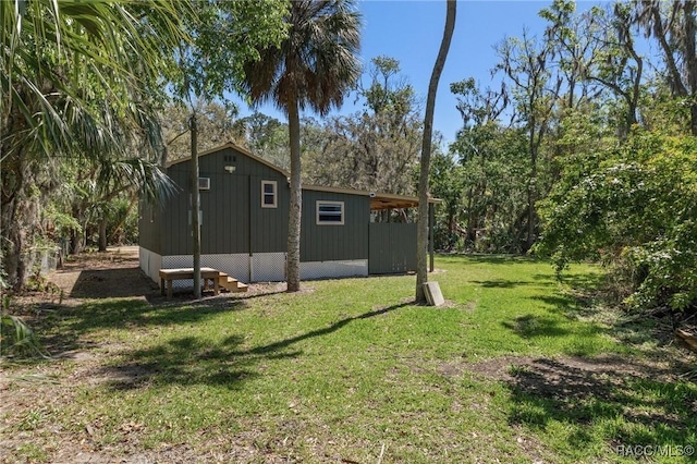 view of yard with an outbuilding