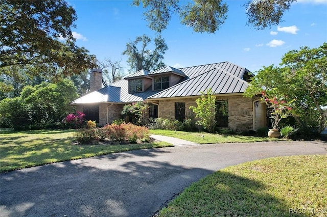 view of front of property featuring a front yard