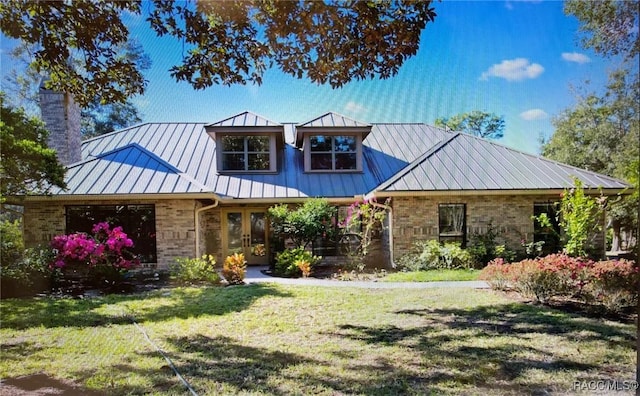 view of front of home featuring a front yard