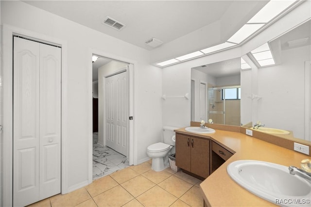 full bathroom featuring visible vents, a closet, a sink, and toilet