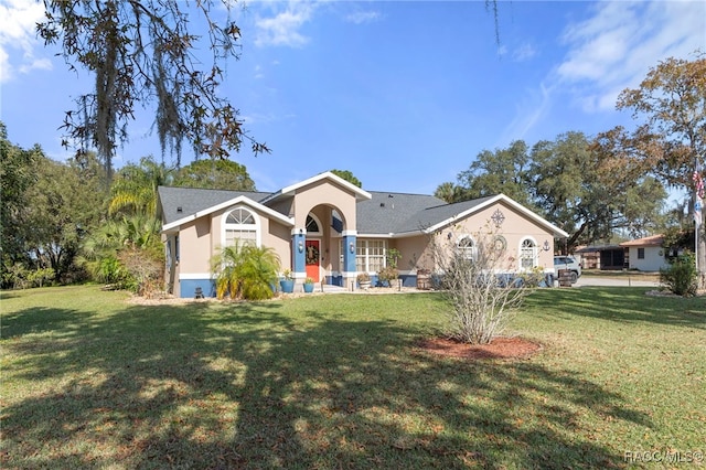 ranch-style home featuring a front lawn