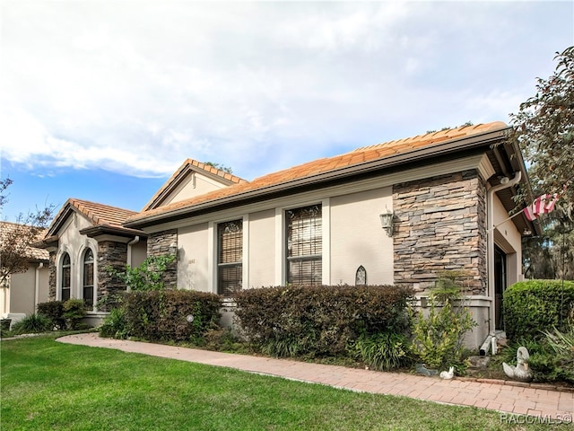 view of front of property featuring a front lawn