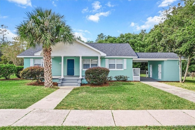 view of front of home featuring a front yard and a carport