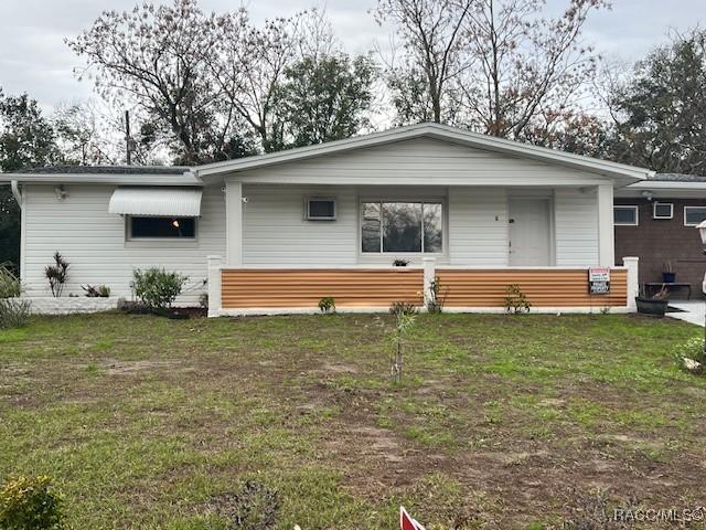 view of front of home with a front lawn