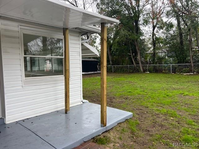 view of yard featuring a patio