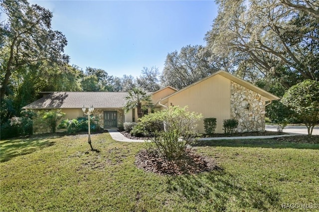 ranch-style home with a front yard