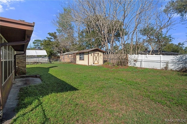 view of yard featuring a storage shed