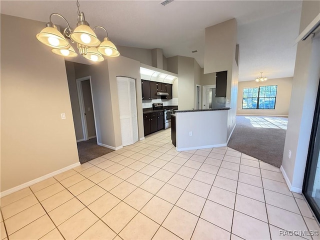 kitchen featuring lofted ceiling, electric range, dark brown cabinetry, kitchen peninsula, and an inviting chandelier