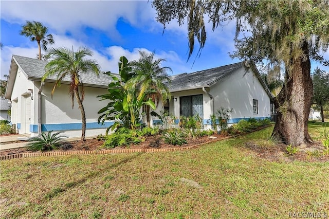 view of front of house featuring a garage and a front lawn