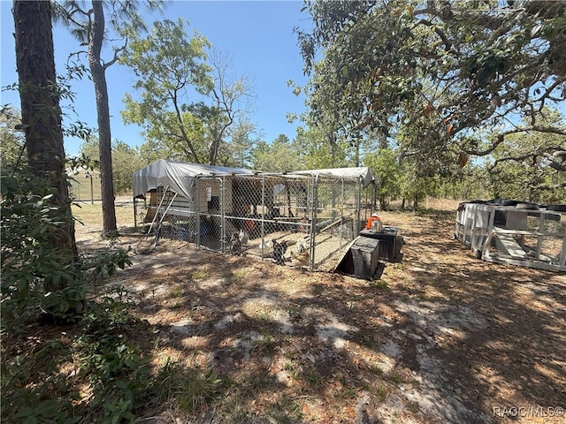 view of yard featuring an outbuilding
