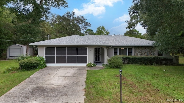 single story home featuring a front lawn