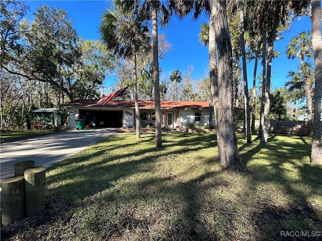 view of front facade featuring a front lawn