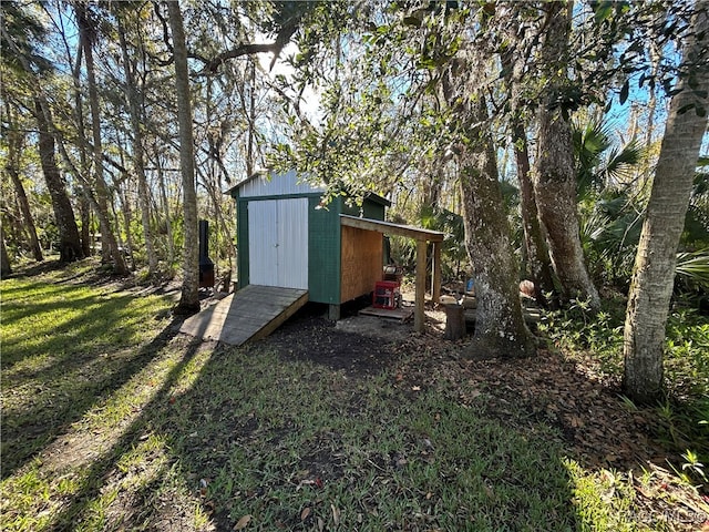 view of yard with a storage shed