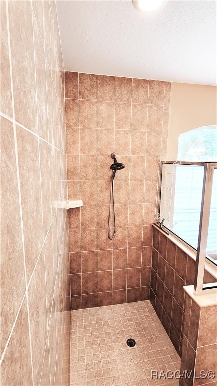 bathroom featuring tiled shower