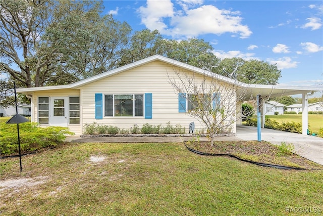 view of front of home with a carport and a front yard