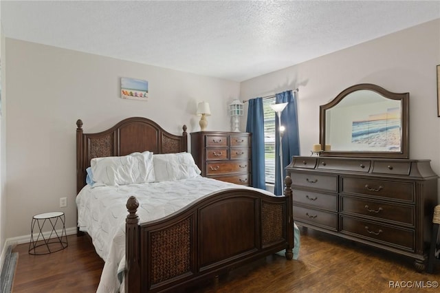 140 W Frisco Ln, Citrus Springs, FL 34434 - bedroom featuring dark wood-type flooring and baseboards