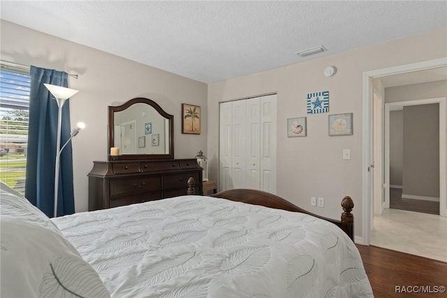 140 W Frisco Ln, Citrus Springs, FL 34434 - bedroom featuring wood finished floors and a closet