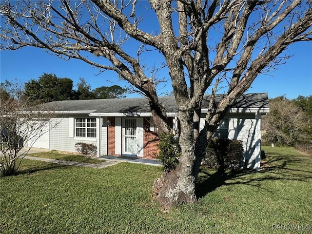 ranch-style house featuring a front lawn