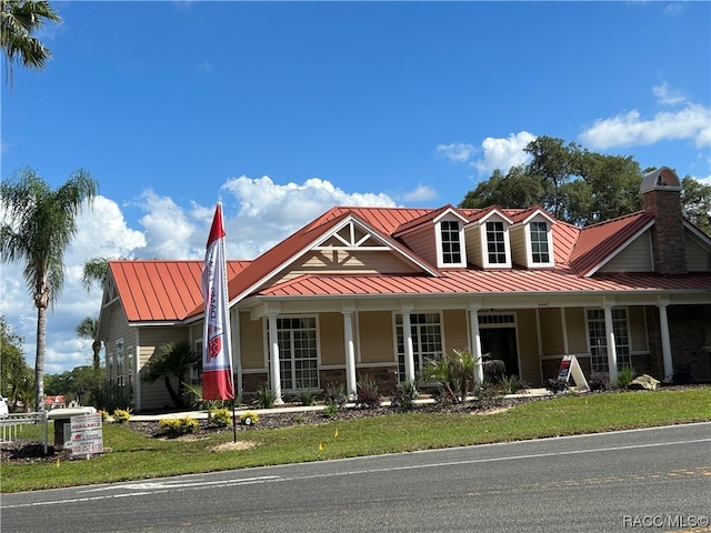 view of front of house with a front lawn