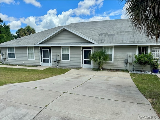 view of front of home with a front lawn