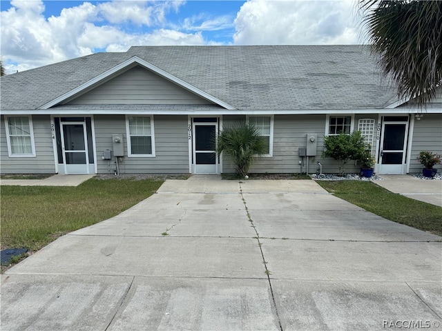 view of front of property featuring a front lawn