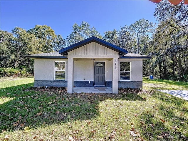 view of front of home featuring a front yard