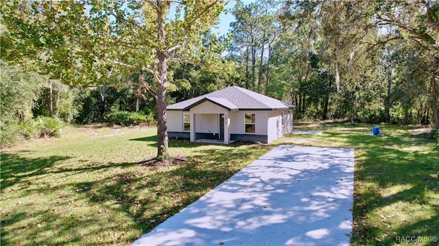 view of front of home featuring a front yard