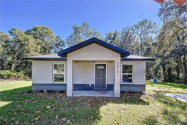 bungalow featuring a front yard