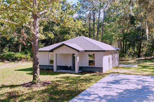 view of front of home featuring a front yard