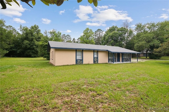 view of front of property featuring stucco siding and a front lawn
