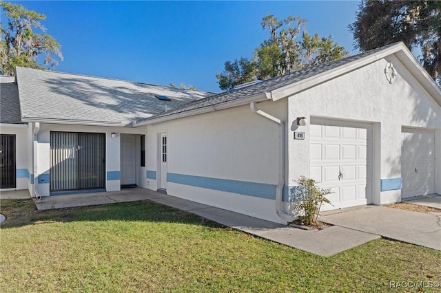 view of front facade featuring a garage and a front lawn